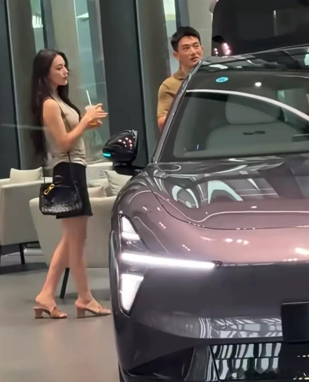 张馨予和老公购买15万的电动汽车，何捷认真看车，夫妻俩有说有笑 ​​​