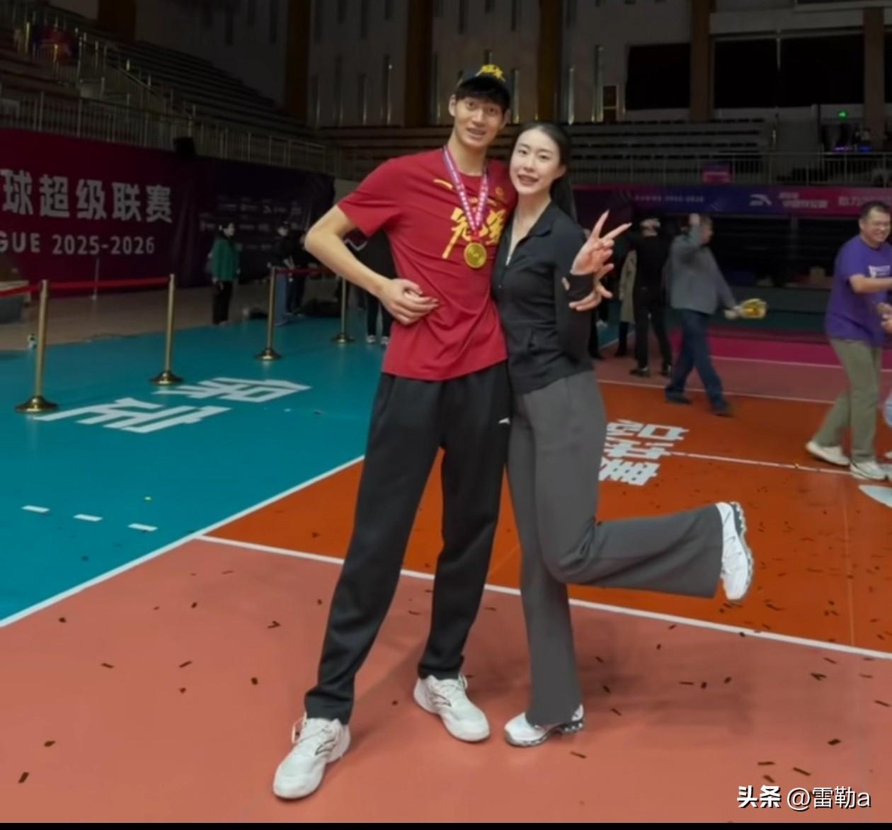 男排遇到女排，排球场下的美好爱情！

男排超级联赛决赛结束，天津老将毛天一赛后接