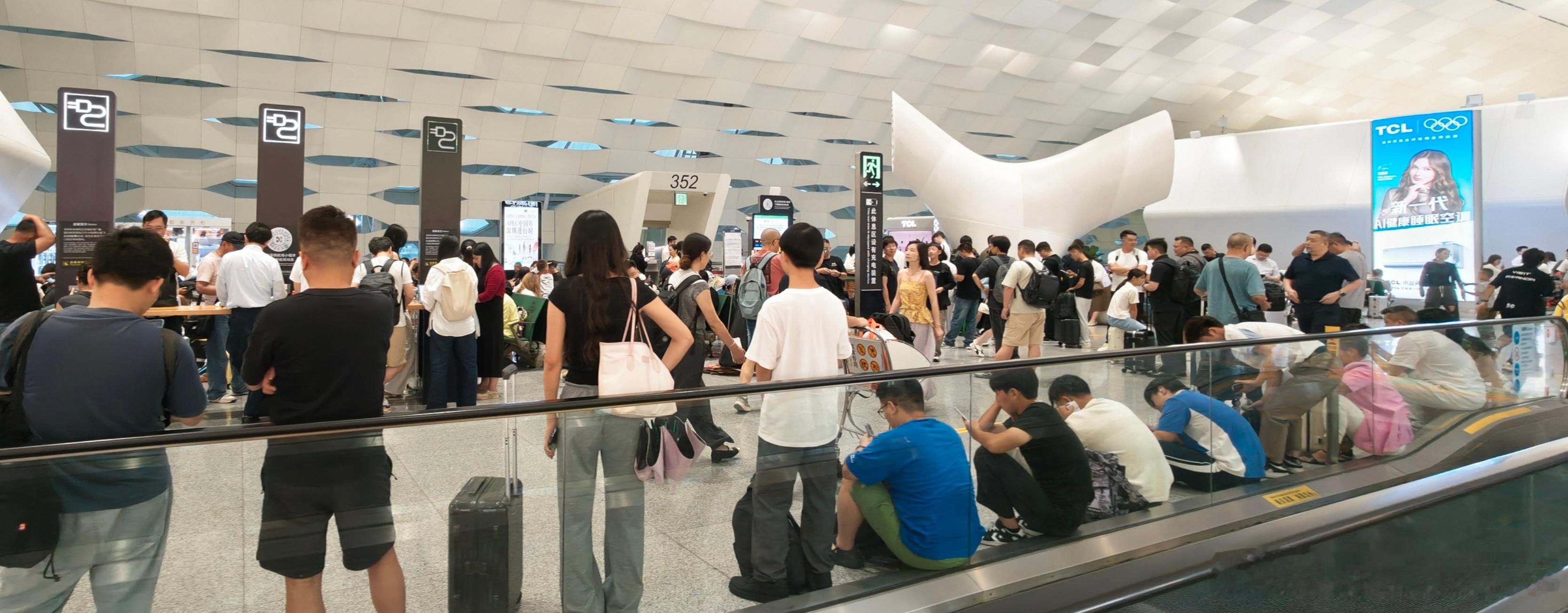 今天的深圳宝安机场人满为患，到处都是延误滞留机场的旅客。我第一次见国航休息室人多