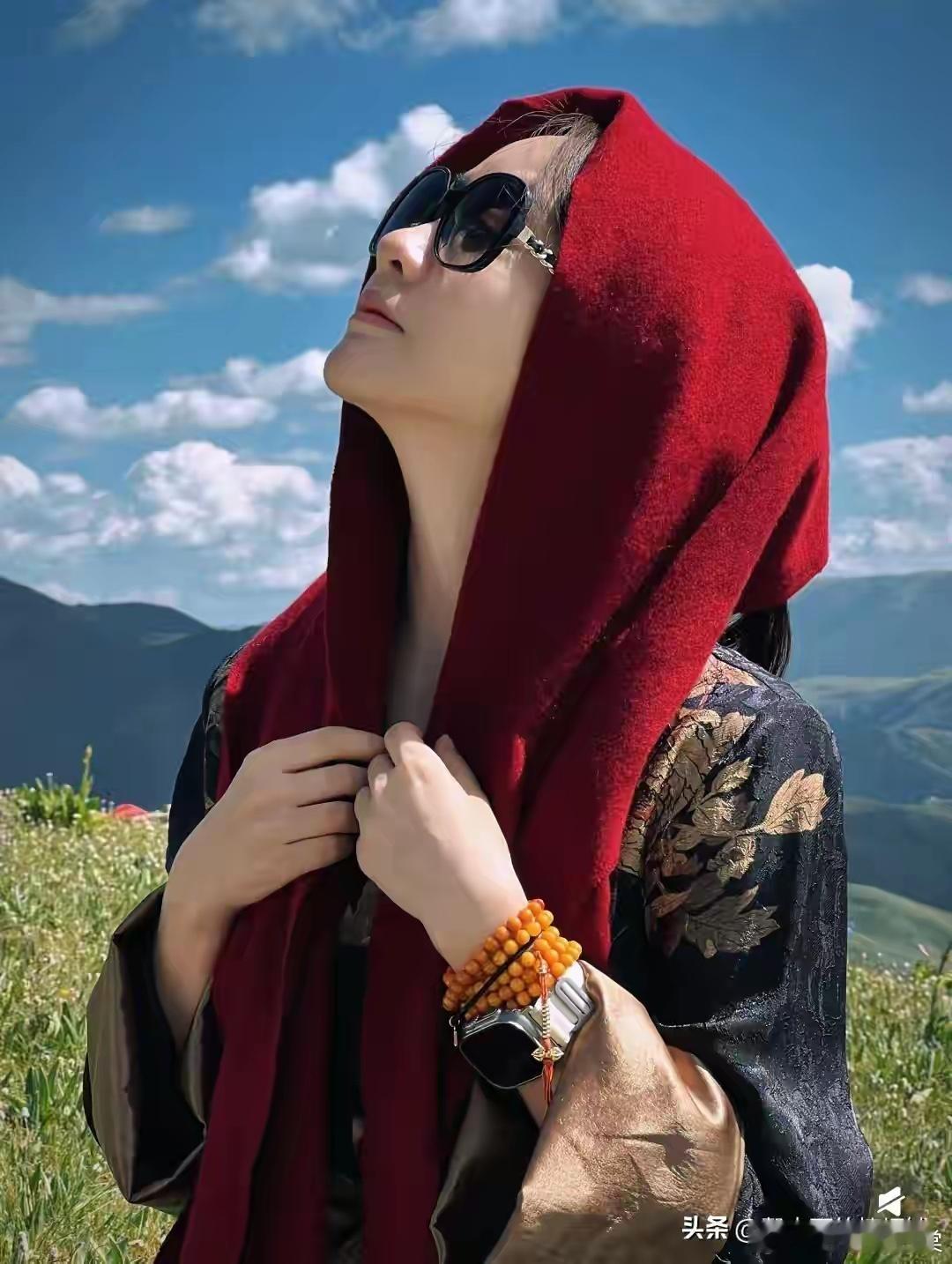杨蓉现身川西！裹着羽绒服在塔公寺比耶，红嘴山鸦抢镜太治愈 