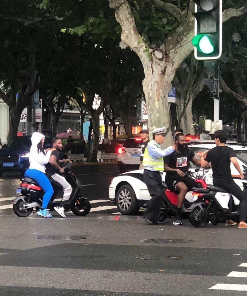 哈登中国行 骑电瓶车，玩不转转盘，打球，卖红酒……提到詹姆斯-哈登中国行，你印象