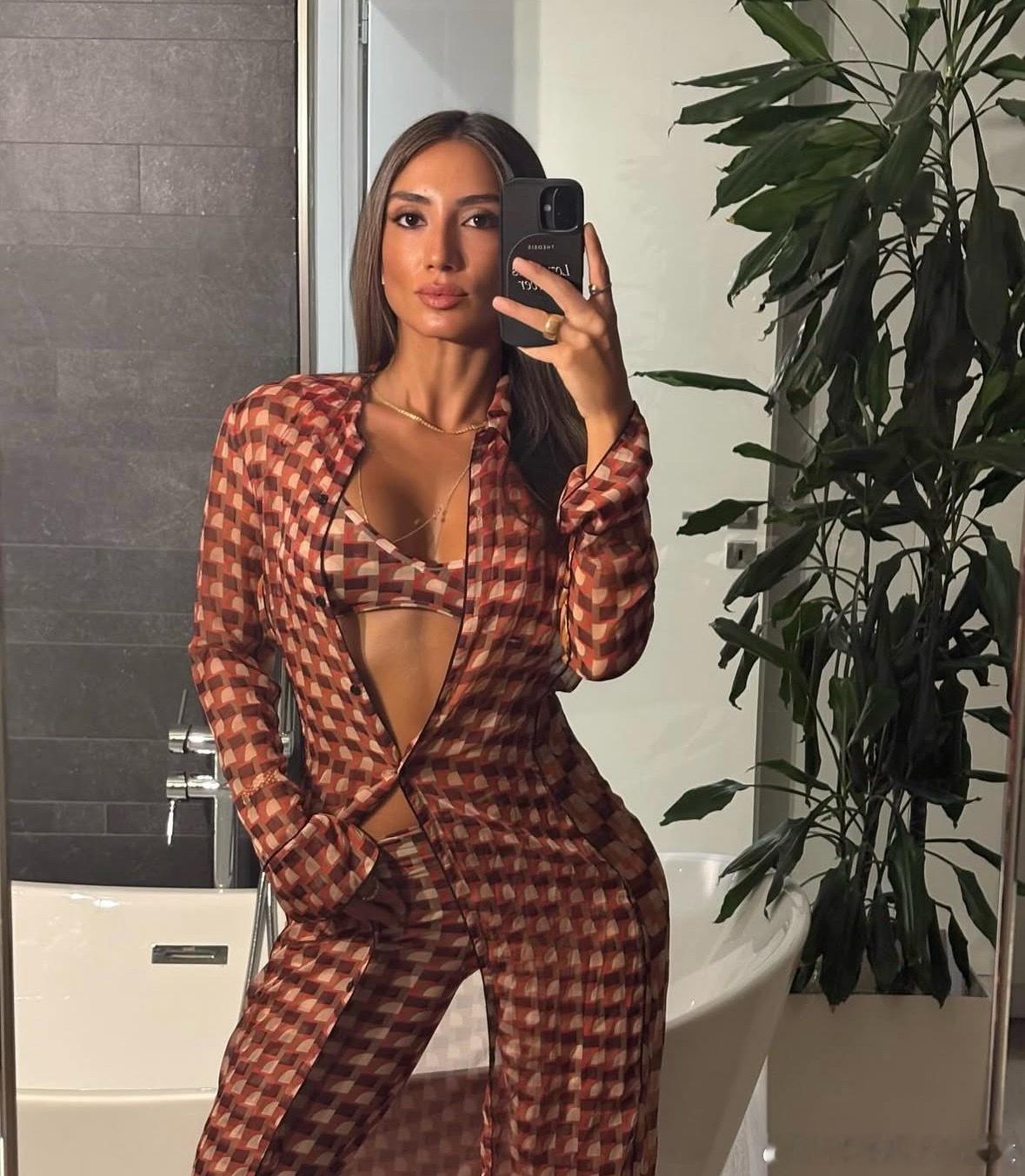 很多粉丝问申京原来的土耳其女翻译去哪里了，她去欧洲联赛当记者去了，偶尔做做自己的