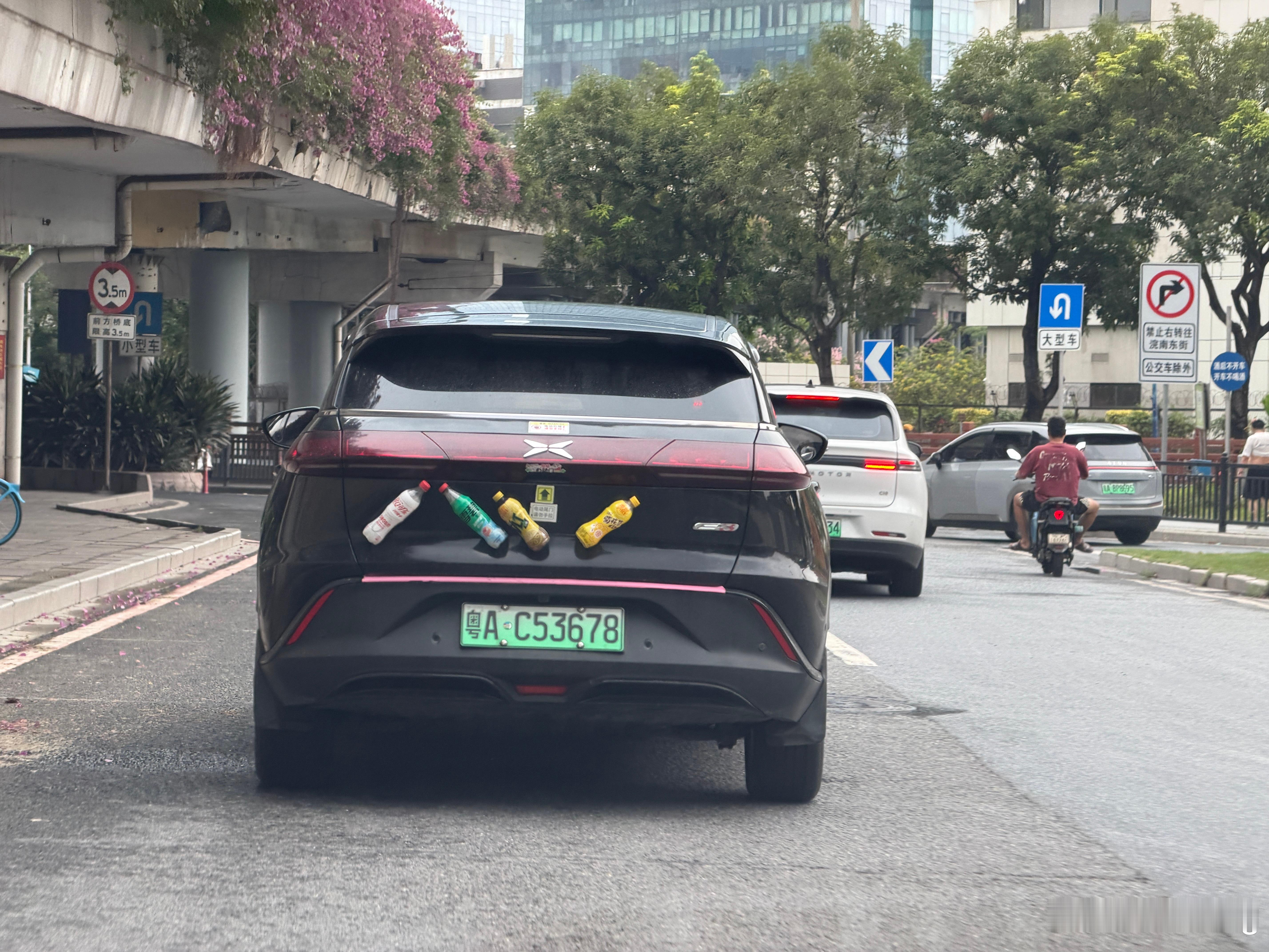 有没有人知道为什么要在车尾粘几个塑料瓶？ 