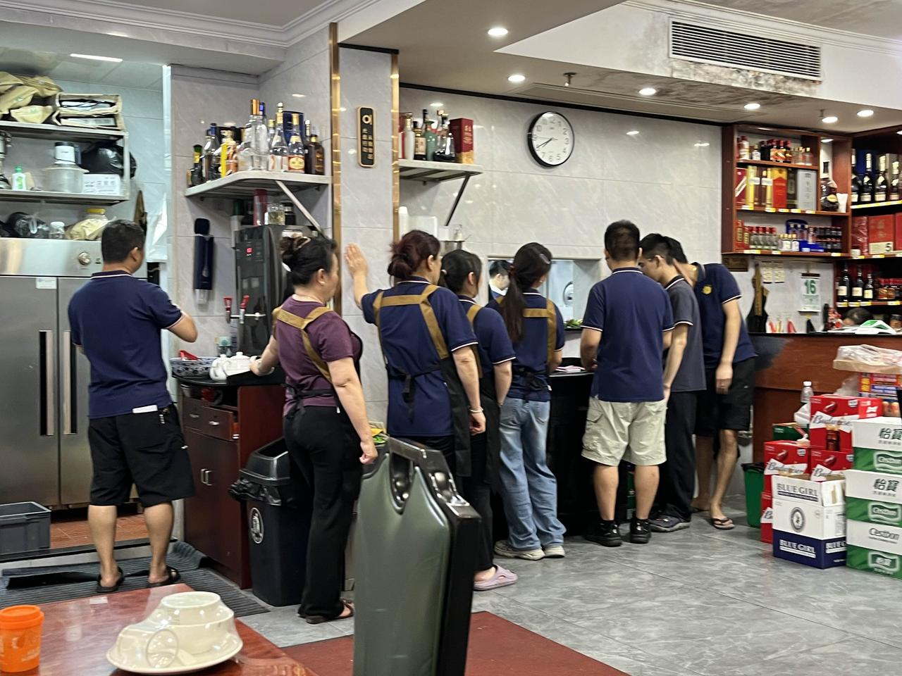 这餐馆的服务员排着队在厨房门口等待厨师出菜，看得有点好笑，服务员自律性很强，也说