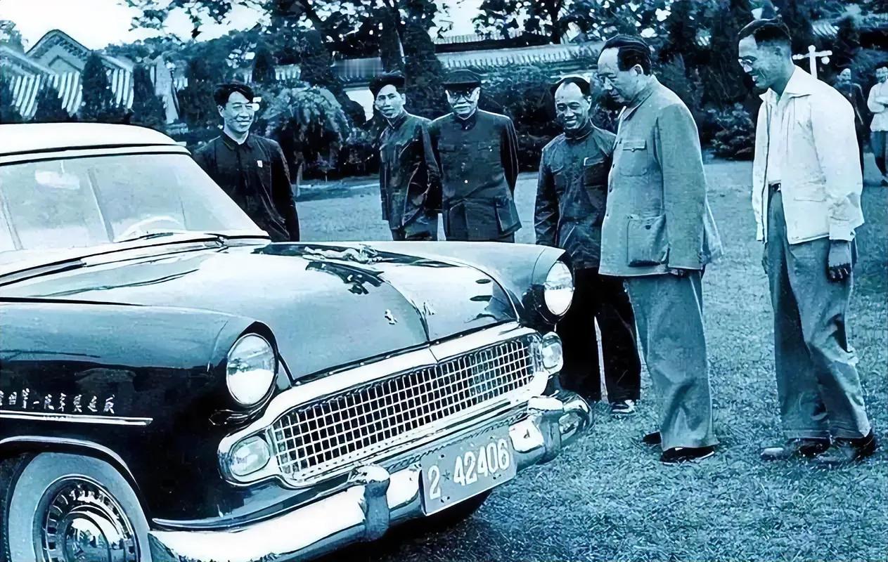 大家知道拍摄于1958年5月，毛主席与“42406”汽车这张照片的故事吗？

当