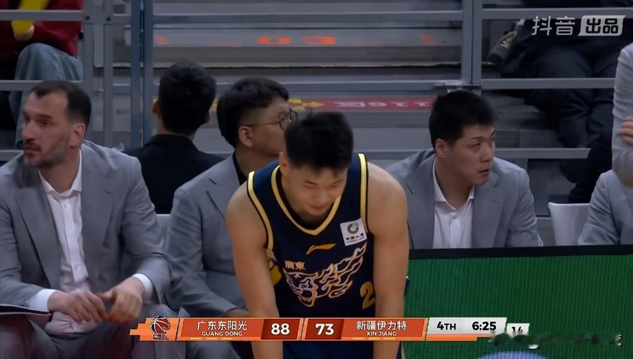 广东东阳光新星崔永熙真是太懂事了！在今天广东东阳光主场迎战新疆伊犁特的比赛中，当