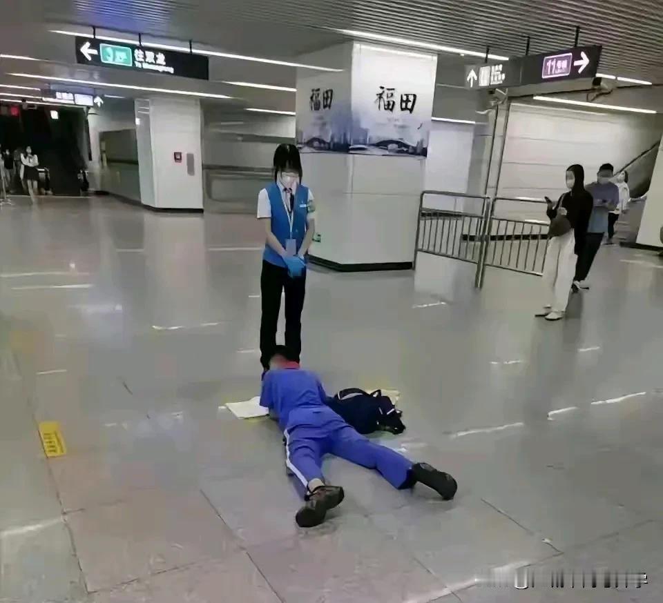 真是活久见，只听说卷没见过这么卷的！
深圳小孩都卷成这样了么？
等地铁都趴在地上