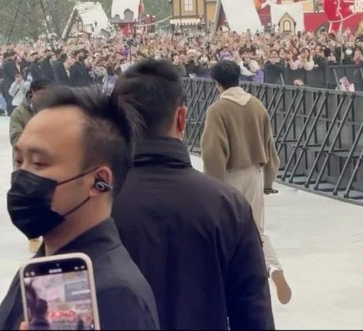 这兜是不是又没（但被安保大哥脑门掩护了 