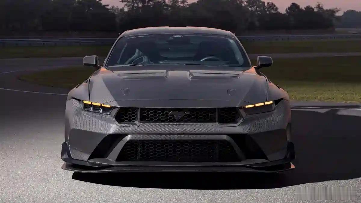 懂车之道讯近日，福特官方发布了Mustang GTD Liquid Carbon