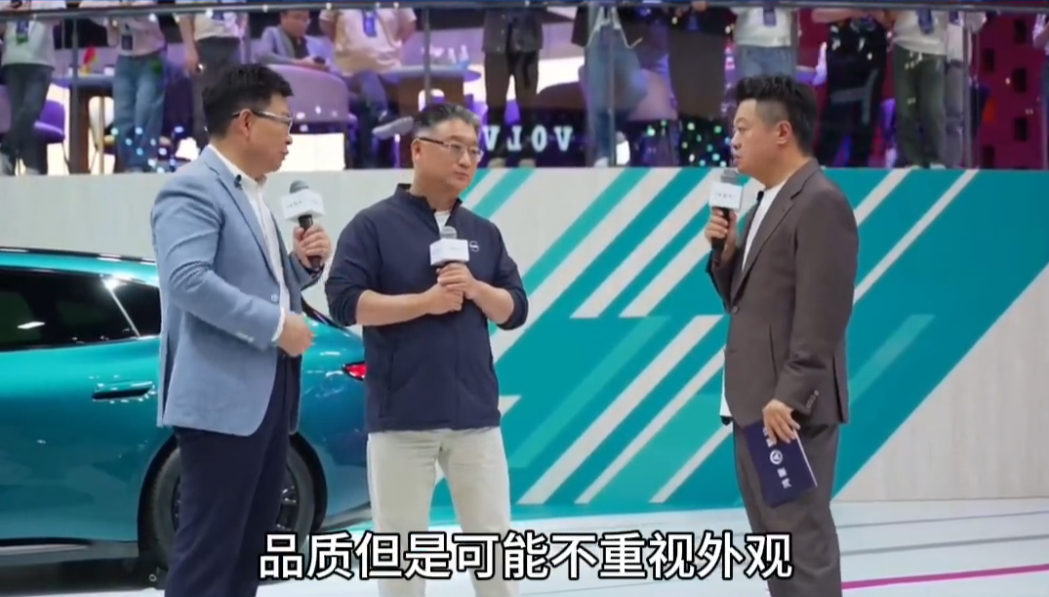 余承东在今日的“鸿蒙智行会客厅”直播活动中公开作出自我检讨与自我批评：他坦言，此