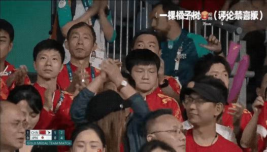 王楚钦的嘴角又压不住了笑的弧度还那么大
央妈也是知道我们爱看什么的
莎莎比赛的那