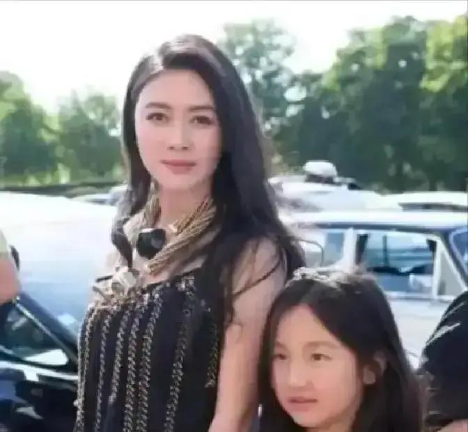 3亿分手费，她10年翻5倍！
 
不是演戏，是玩资本。田海蓉把前夫给的钱全砸进影