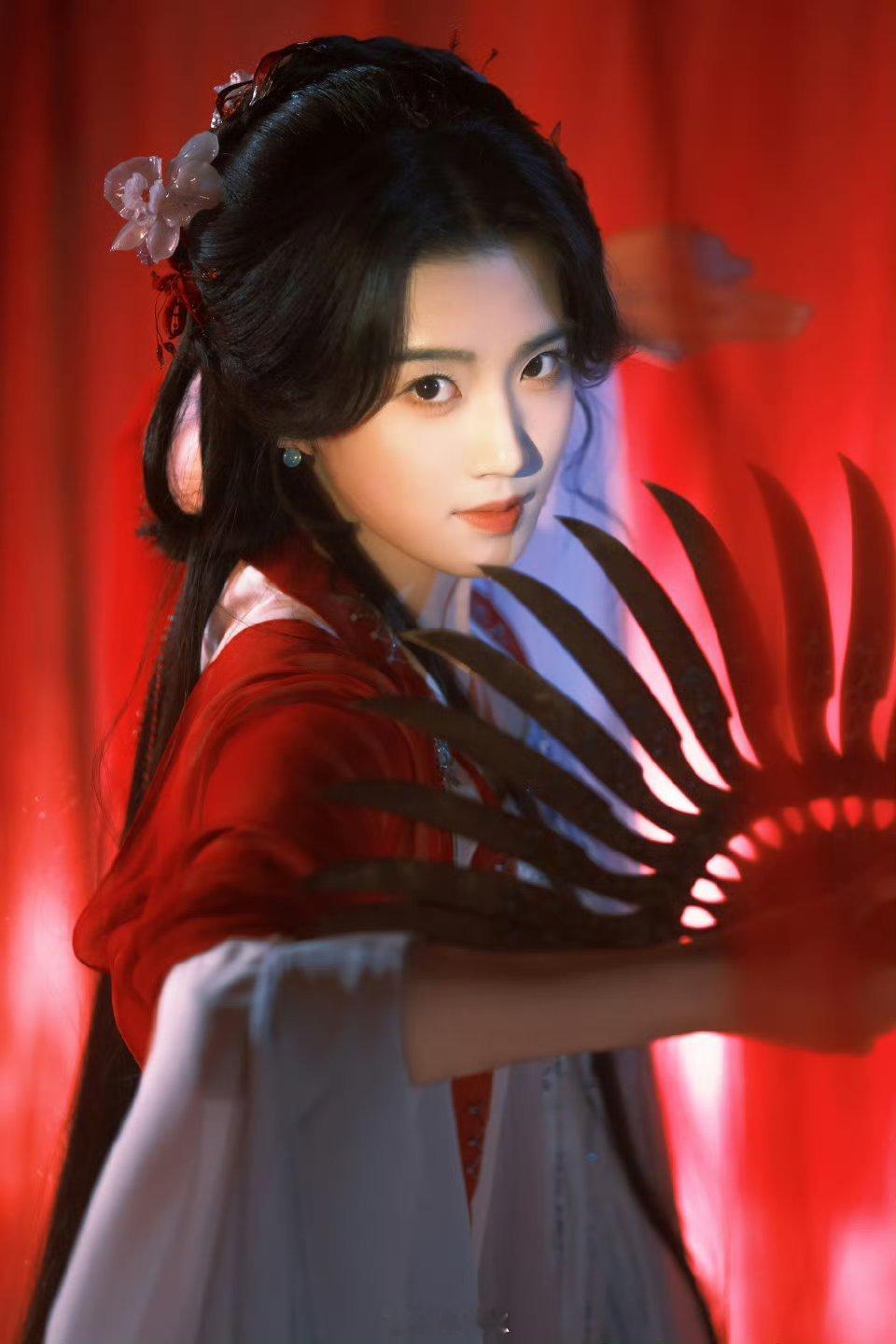 女导演镜头下的卢昱晓女导演拍卢昱晓太会抓感觉！淡紫纱裙配小花饰，撩夫试探、装恩爱