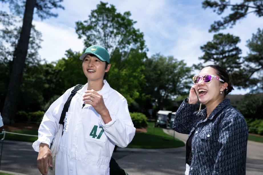 宋仲基现身美国打高尔夫，脸变圆润了，终究逃不过岁月的摧残，41岁的年龄成了油腻中