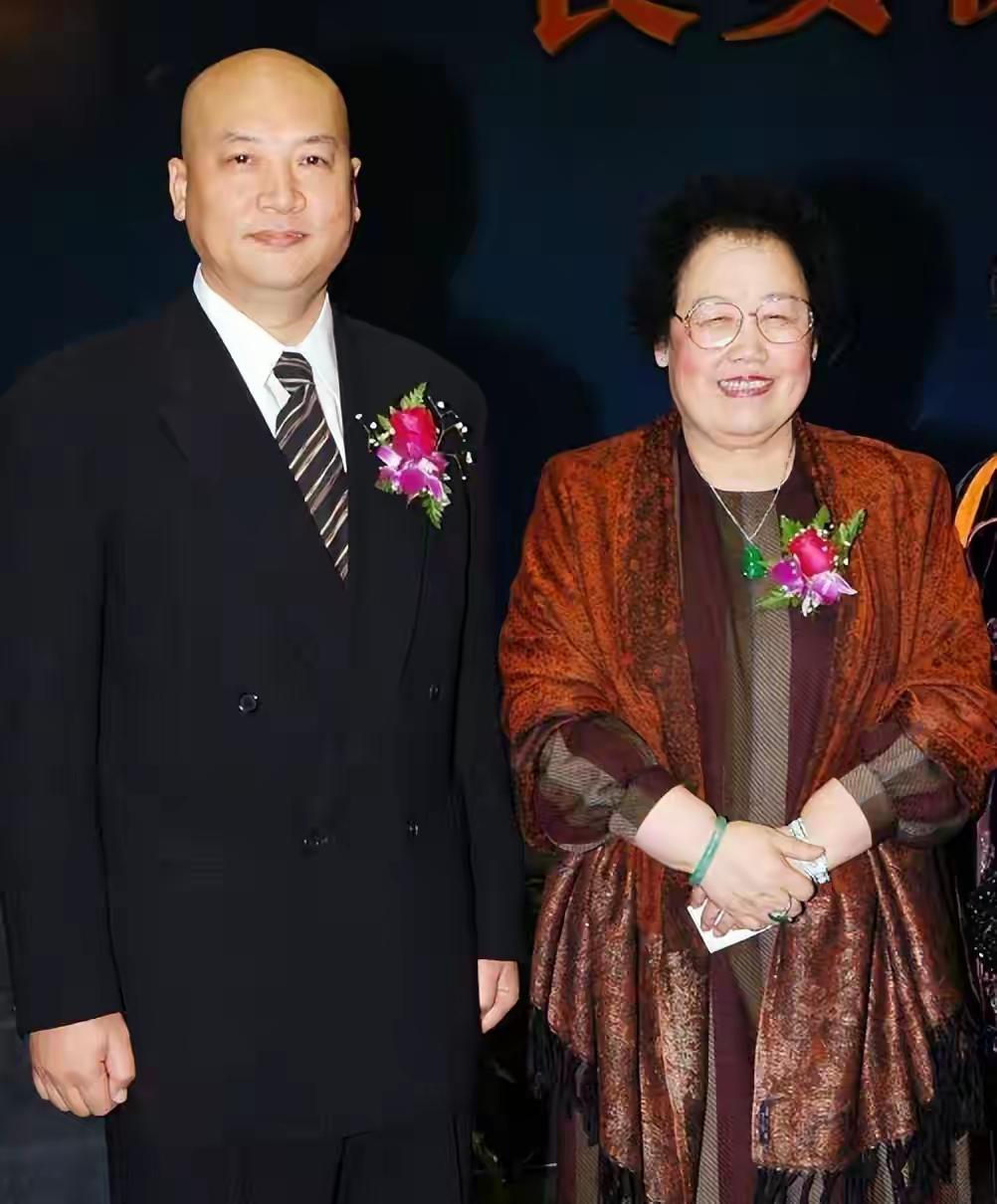 唐僧西天取经成功，唐僧成了活佛。陈丽华是个生意人，她想把活佛请回家。这样自己的生