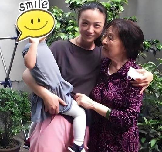 汤唯携女儿现身机场，保护孩子隐私的举动获赞。全程与孩子保持适当距离，避免被镜头捕
