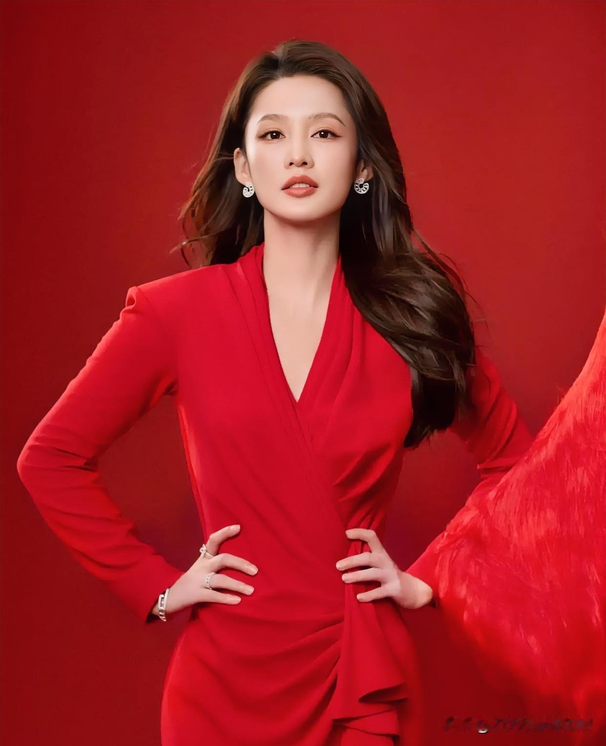 正红裙装热烈绽放，深V剪裁勾勒优雅曲线，于纯粹背景中尽显自信从容的迷人力量与高级