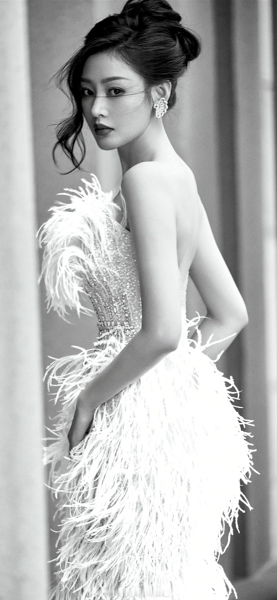 张天爱浓颜出镜 