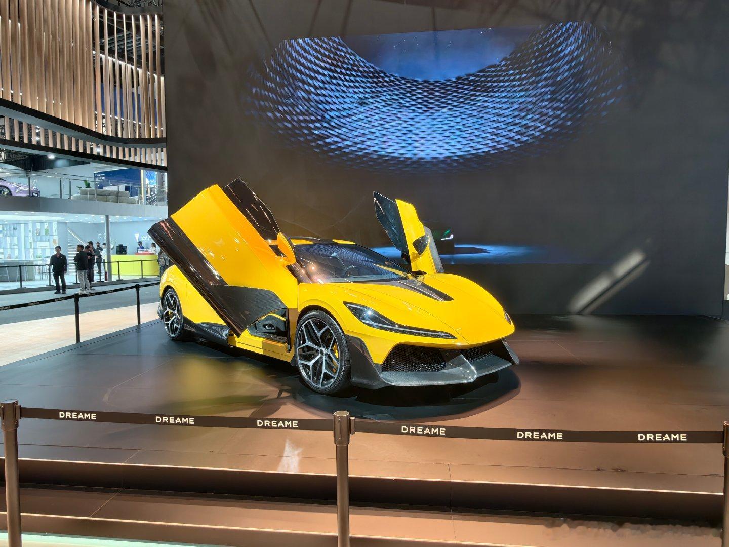 有一说一，像追觅这种品牌，只要摆几个模型在现场，就自带流量了。走过路过的媒体人，