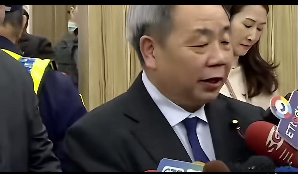 据台媒报道，汉奸石平代表日本参议院流窜到台湾跟民进党同流合污搞事，面对岛内媒体镜