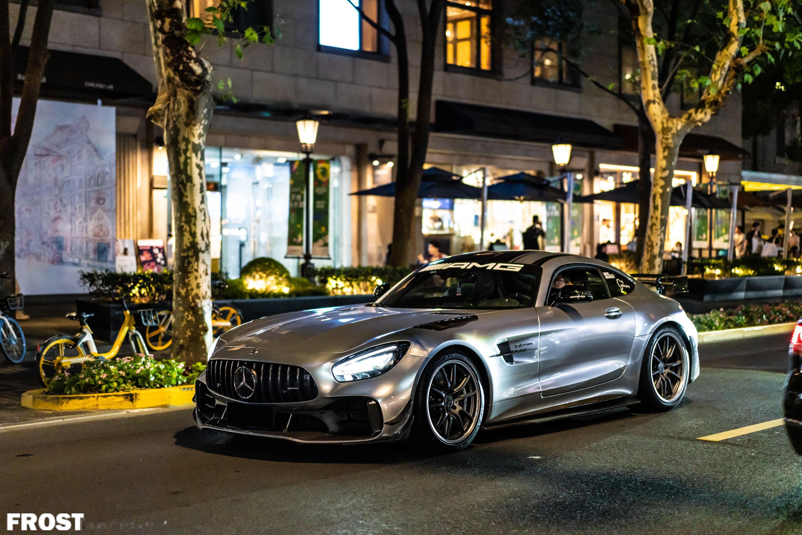 以前深夜拍的，两辆AMG GT-R Pro一起出街新天地，这场面难得了，感觉现在