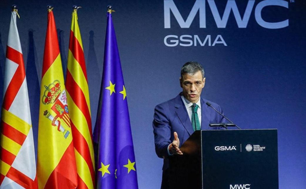 4月14日，西班牙首相桑切斯从北京起飞，专机还没落地马德里，他就在万米高空做了一