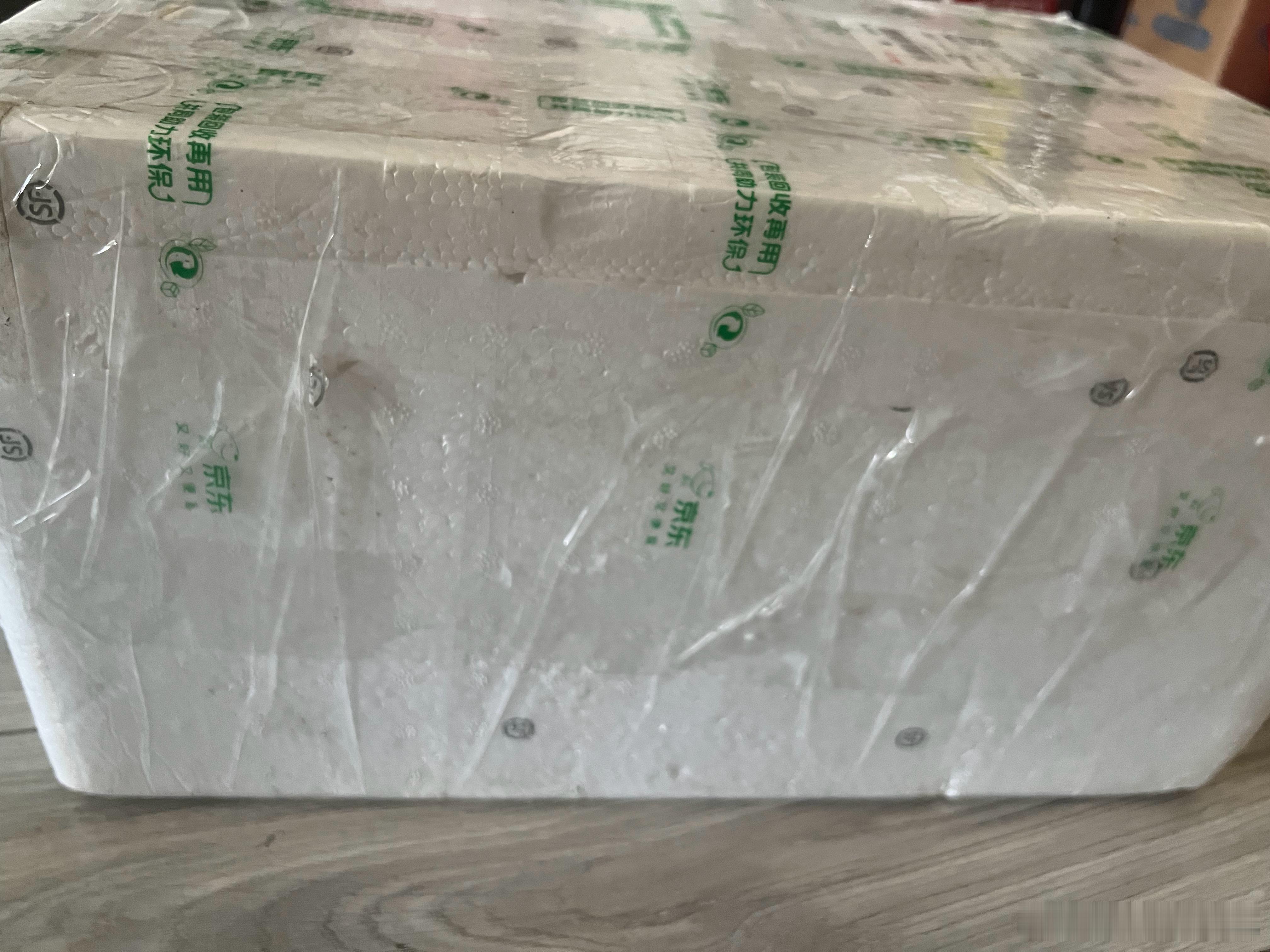 天下父母都爱娃～米米的爷爷奶奶又给寄来了一箱鸡杂，还有一些酸菜为人父母真的不容易