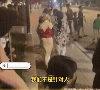 这就不是穿衣自由的事！8月27日，湖南长沙，女子穿和服在公园拍照遭市民劝阻：“请