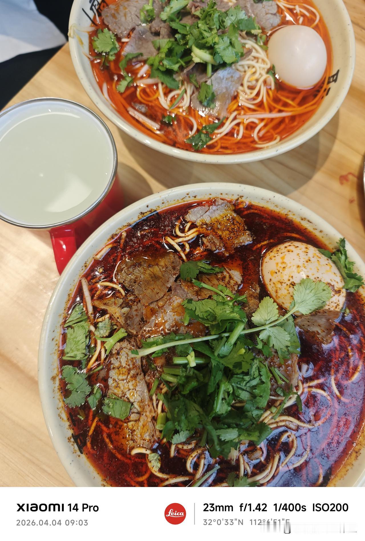 那必须是牛肉面！

襄阳人一天的魂，全靠这碗面吊着！
碱面劲道，牛油汤红亮，麻辣