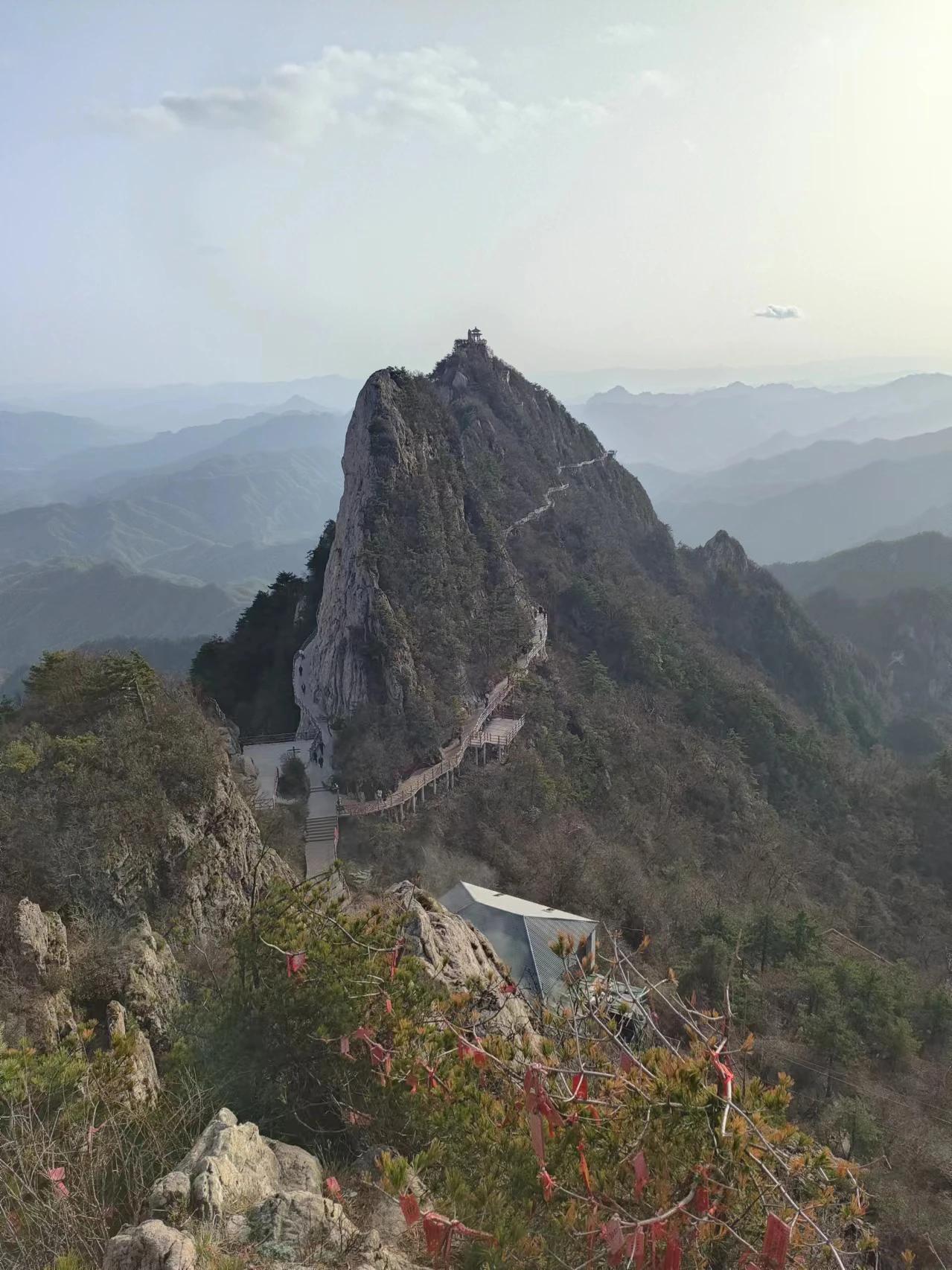 七律【登顶伏牛山】
文/刘柏荣

秦岭登游望伏牛，攀峰踏径上峦头。
曲途峻峭林森
