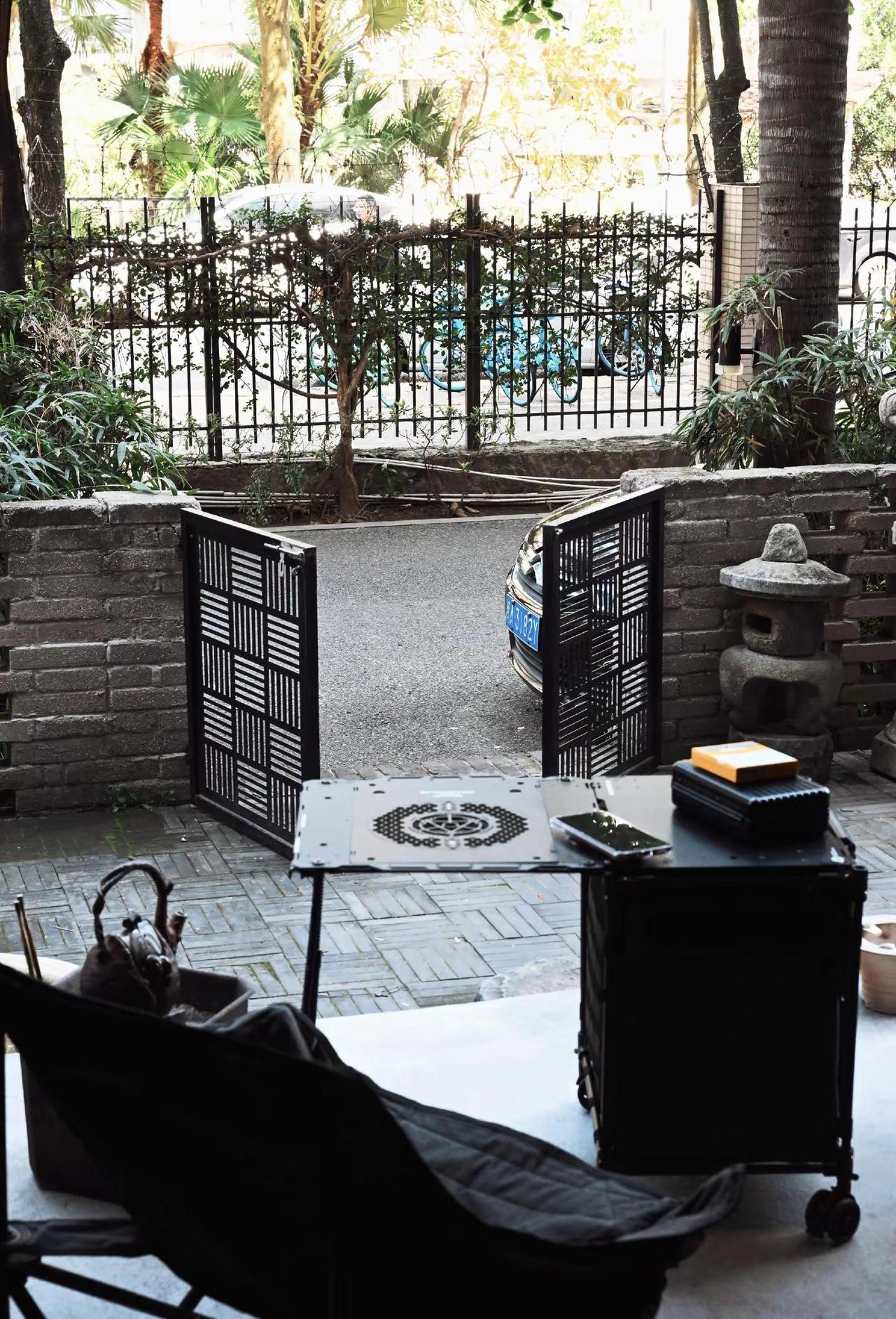 没有诗和远方，也不必刻意奔赴。就守着这一方小院，煮茶、抽支雪茄，看门口车水马龙，