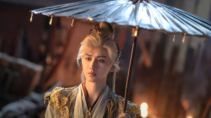 成毅噬魂伞开燃命而来，成毅燃命开大这段，不允许还有人没有看到，金甲银发满分帅气冷