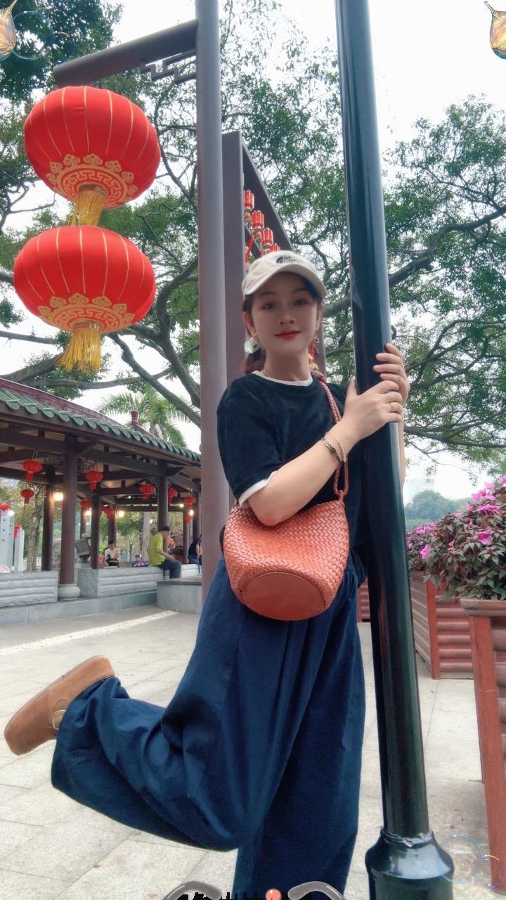 檐下听风，灯笼映暖，不慌不忙，享受慢时光。
