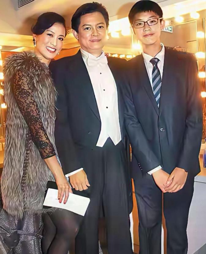 曾经恩爱的一家三口，妻子美丽知性，儿子英俊潇洒。可婚姻持续26年后，男人抛妻弃子