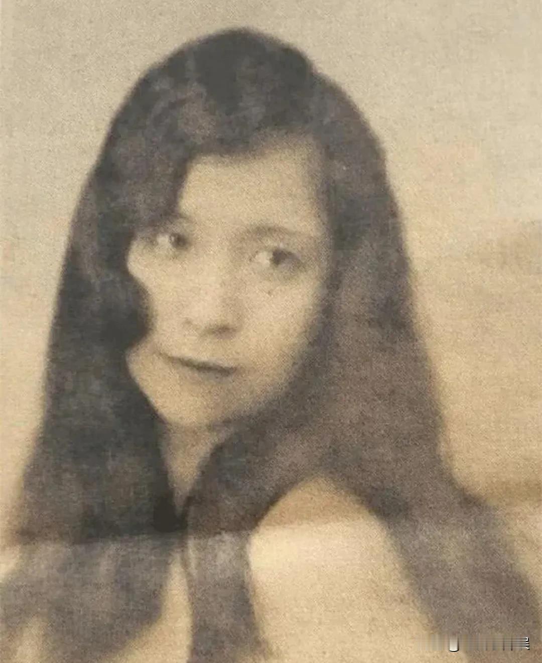 张爱玲的母亲黄素琼

一位裹了小脚，只得在鞋子里塞着棉花去滑雪的奇女子，因为要适
