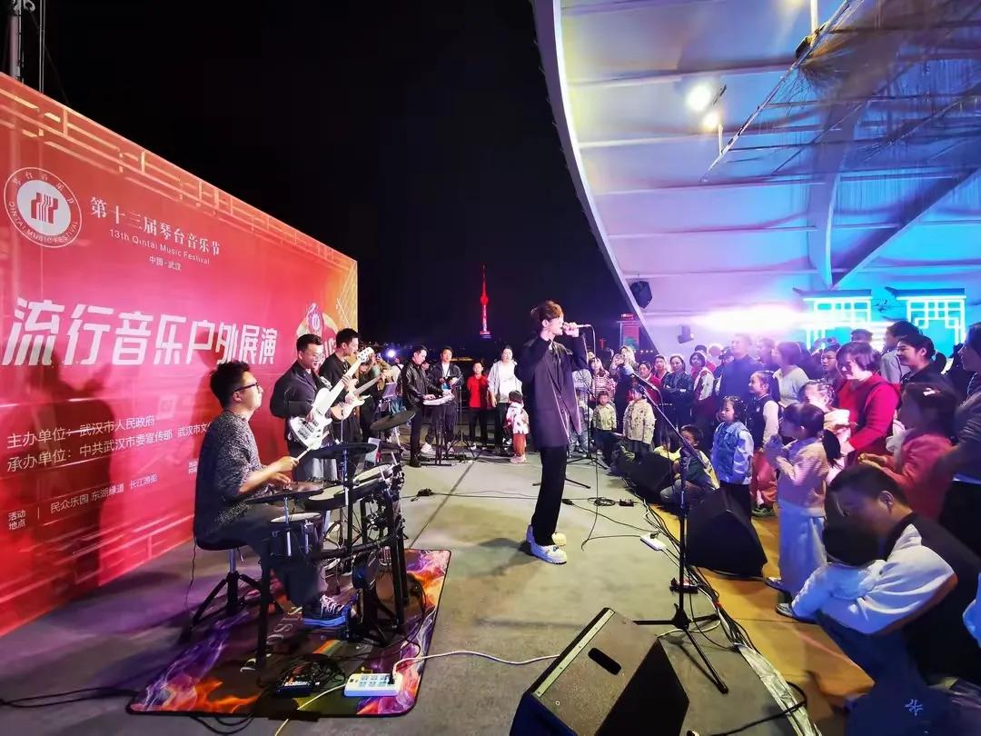 年末巨献！魅力江城武汉将迎来饕餮音乐盛宴。

世界级钢琴家郎朗这次终于要来武汉啦