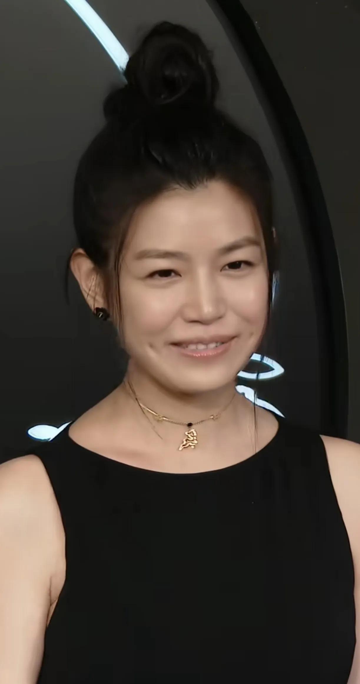 陈妍希笑起来的时候，又美又可爱，特别是那对酒窝好可爱。
脸蛋圆圆的，身材也是比较