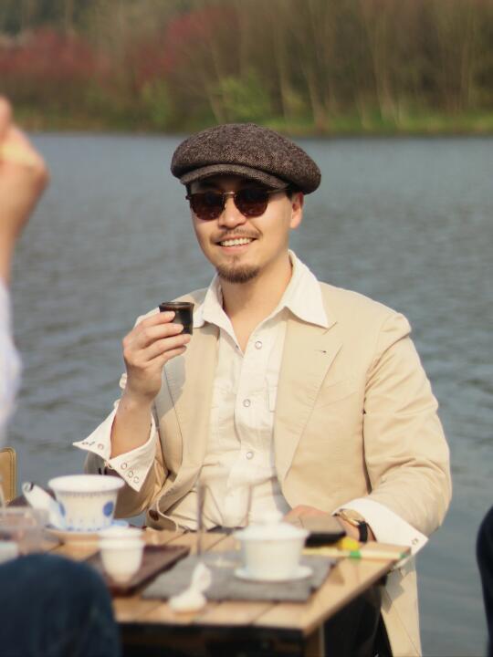 谁规定露营不能穿西装？我的露营不将就😎