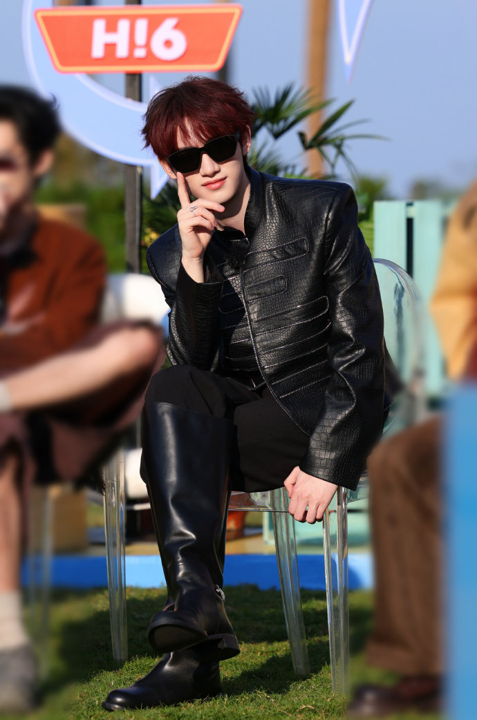 丁程鑫黑皮衣墨镜骑马 丁程鑫嘘 丁程鑫黑皮衣墨镜骑马，丁程鑫嘘，咱就说这个嘘也是