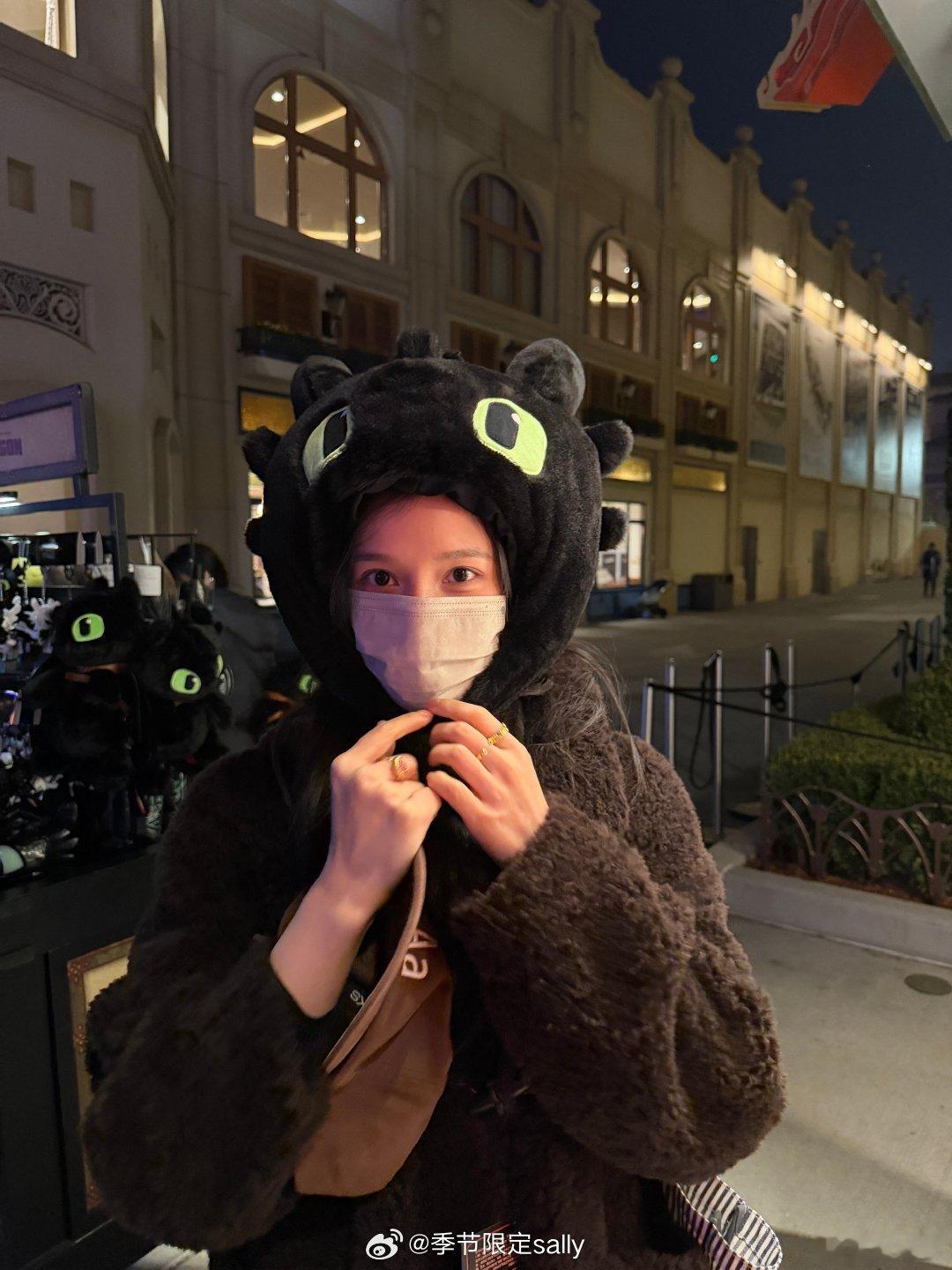 张婧仪营业，冬天穿的毛茸茸的，可可爱爱 