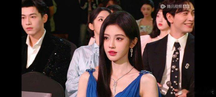 鞠婧祎的美貌交税了吗鞠婧祎昨天那套星光大赏造型，我到现在还在回味，美到让我开始怀