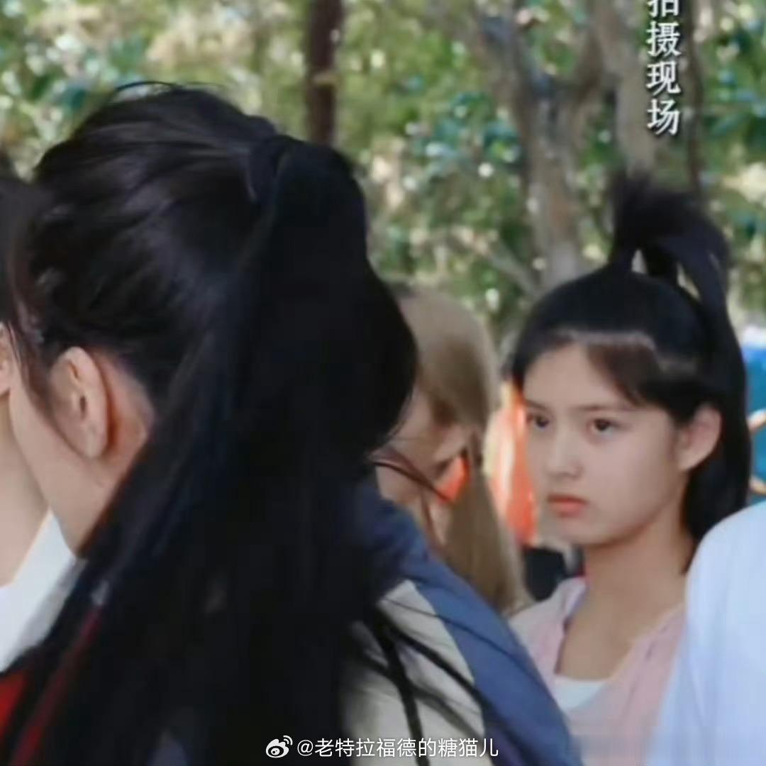 艾米看热巴的眼神不对劲《功夫女足》路演里艾米紧盯热巴的眼神登上热搜，网友纷纷调侃