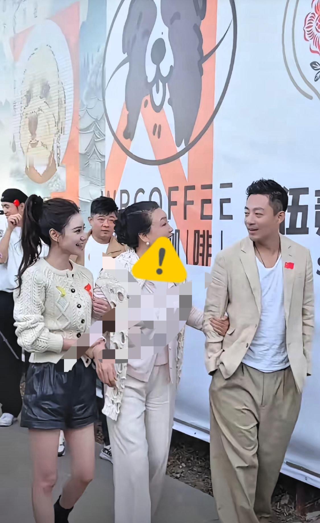 看完汪小菲招待馆长的视频，我姨拍着腿感

慨：这小子对外人周到得没话说，怎么一跟