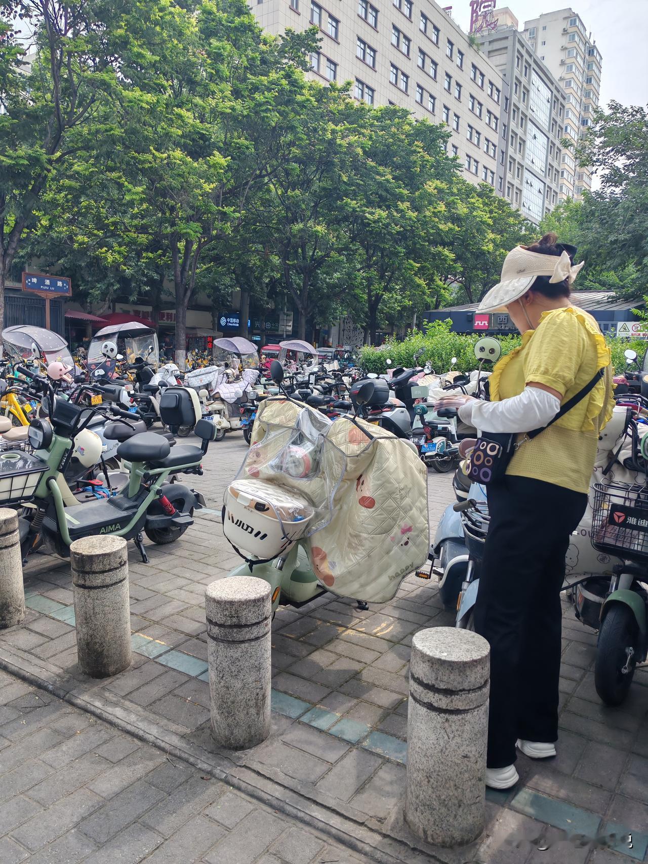 业务员这工作不好干
6月17日，陕西西安。上午一出门在太华南路见到了这一幕，感慨