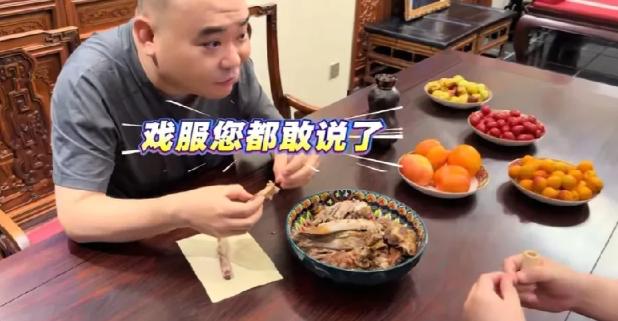 郭德纲主动提戏服这事，有点意思。
饭桌上让侯震快点吃，吃完收拾戏服。
侯震当场愣