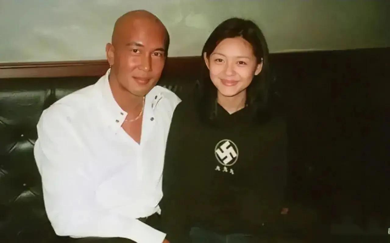 年轻时的大S和具俊晔，俩人都是黑黝黝的皮肤，从小就很有夫妻相。
大S和具俊晔原来