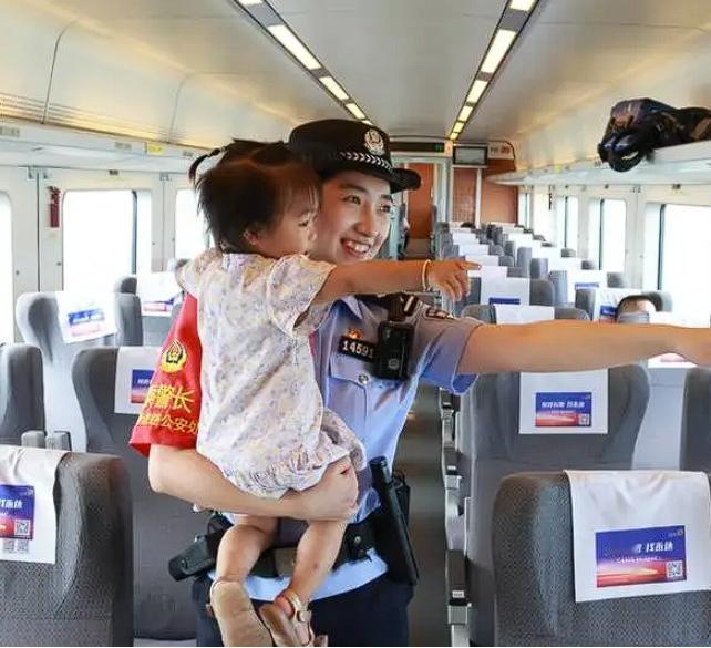 这谁顶得住？”上海，女子带1岁的女儿坐高铁，女儿很调皮，居然跑去“骚扰”别的旅客