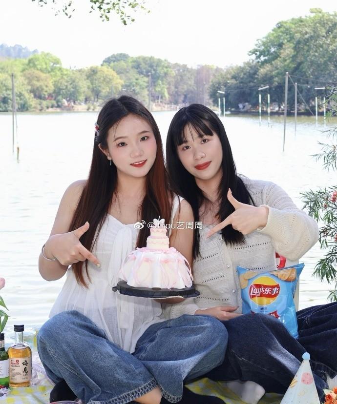 今天专属我的小公主终于吹蜡烛啦！看着烛光在眼前跳动，心里满是甜蜜与感动。真心祝愿