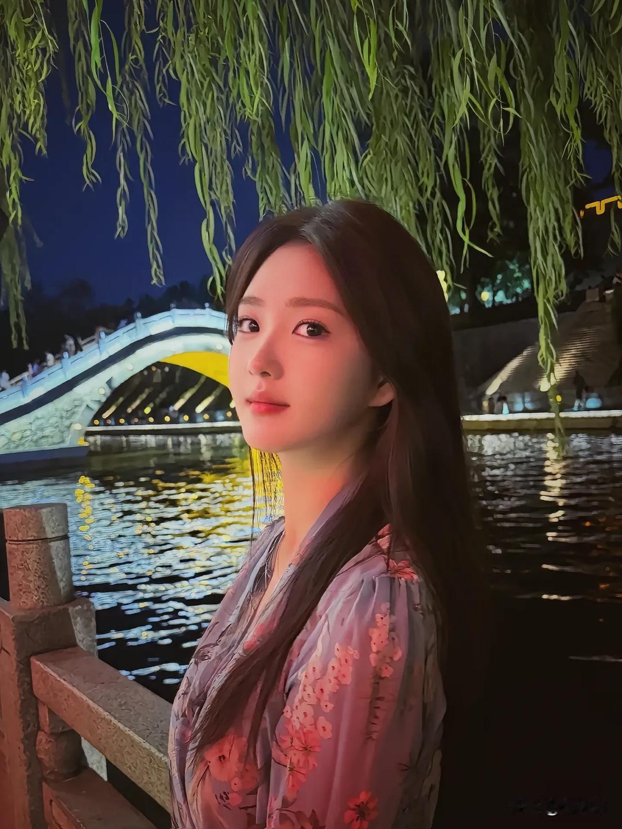 夜晚河畔的少女，温柔如水，花影婆娑