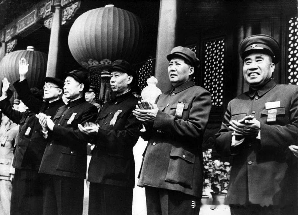 1952年5月1日毛主席等党和国家领导人在天安门与首都群众庆祝五一国际劳动节